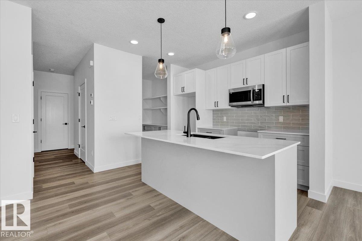 139 Caledon Crescent, Spruce Grove, AB - Indoor Photo Showing Kitchen With Upgraded Kitchen
