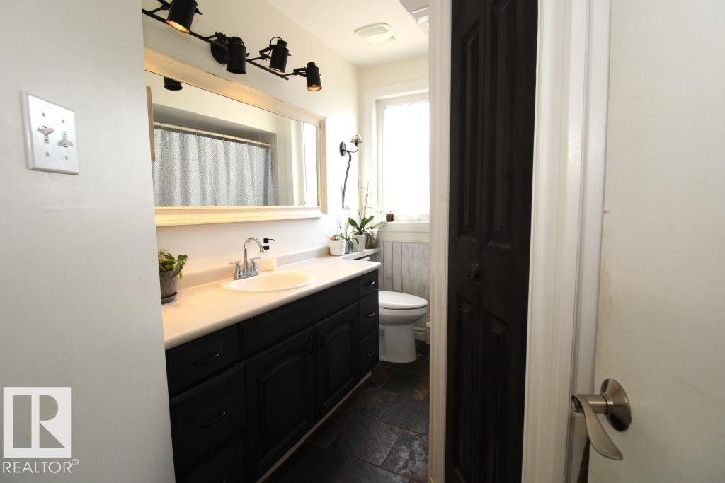 7715 84 Avenue, Edmonton, AB - Indoor Photo Showing Bathroom