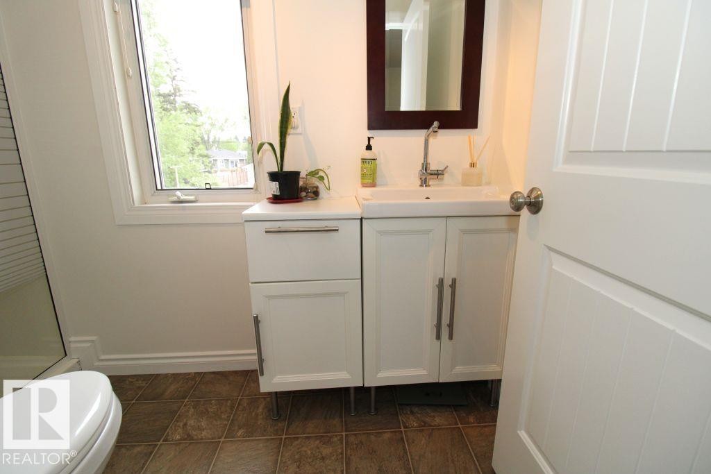 7715 84 Avenue, Edmonton, AB - Indoor Photo Showing Bathroom