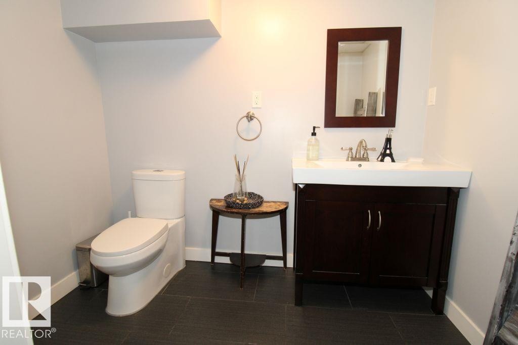 7715 84 Avenue, Edmonton, AB - Indoor Photo Showing Bathroom