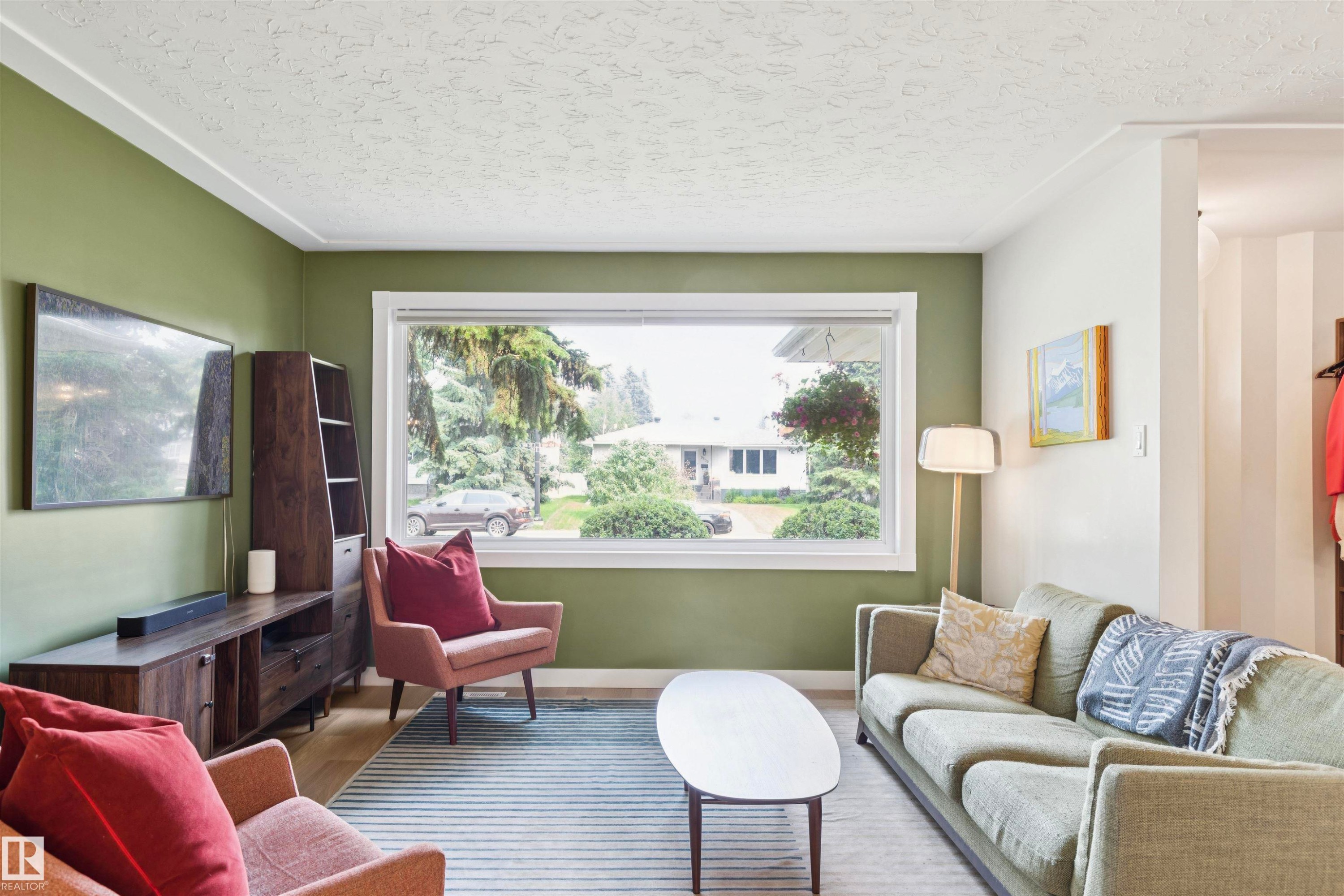 9544 148 Street Nw, Edmonton, AB - Indoor Photo Showing Living Room