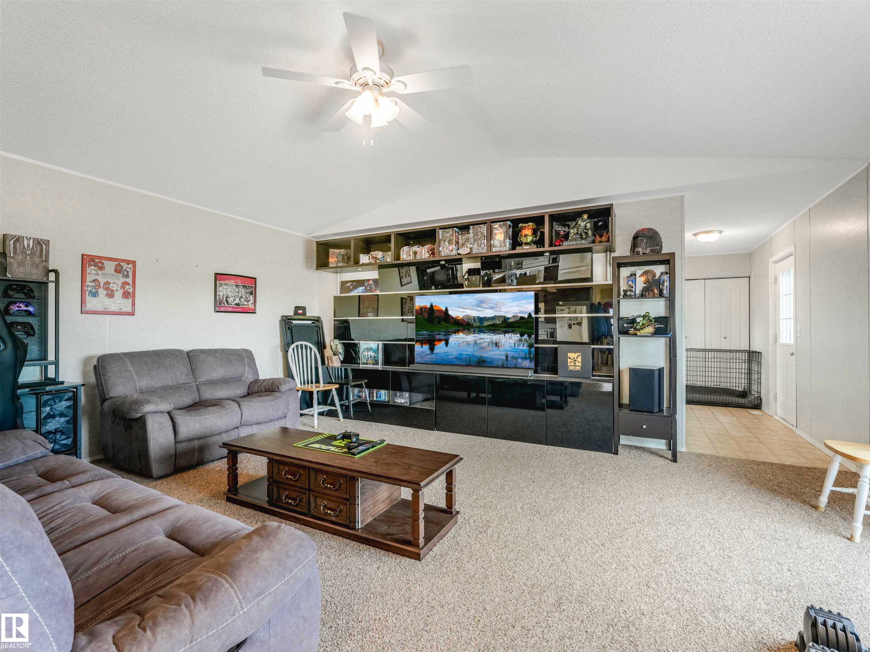 Image quality insufficient for description - 57016 Range Road 13, Rural Barrhead County, AB - Indoor Photo Showing Living Room