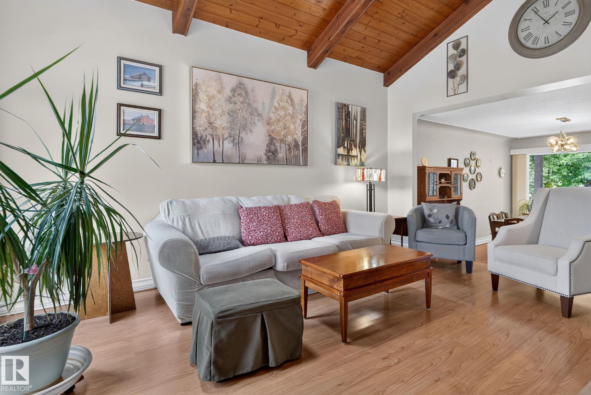 Vaulted ceiling with exposed wood beams - 12703 122 Street Nw, Edmonton, AB
