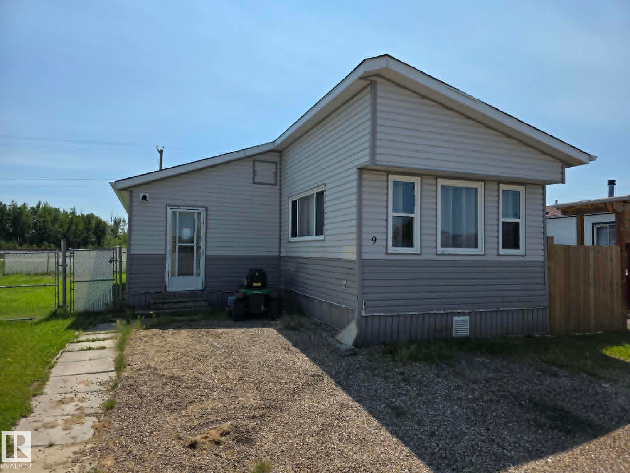#9 5220 44 Av, Calmar, AB - Outdoor