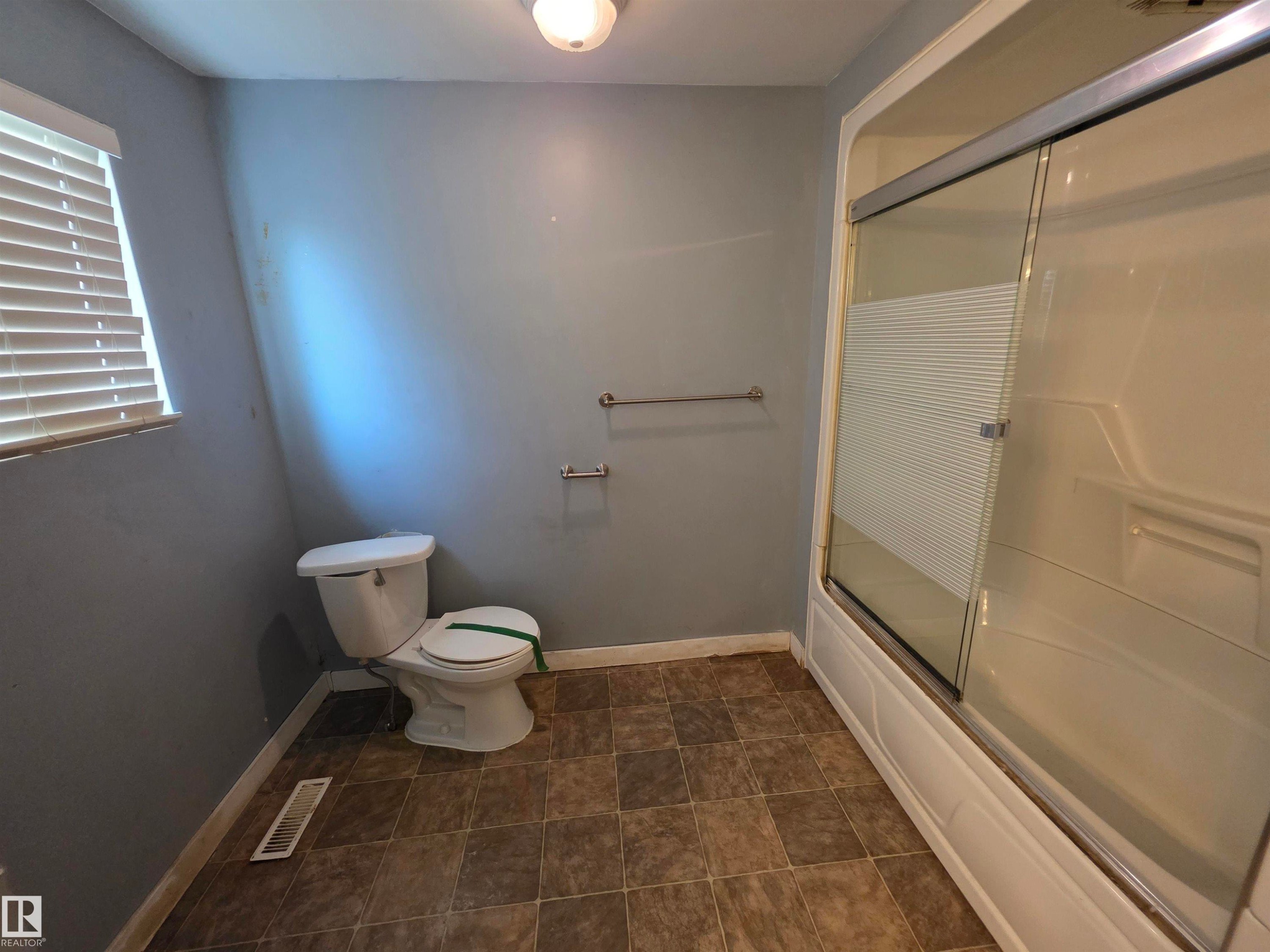 #9 5220 44 Av, Calmar, AB - Indoor Photo Showing Bathroom