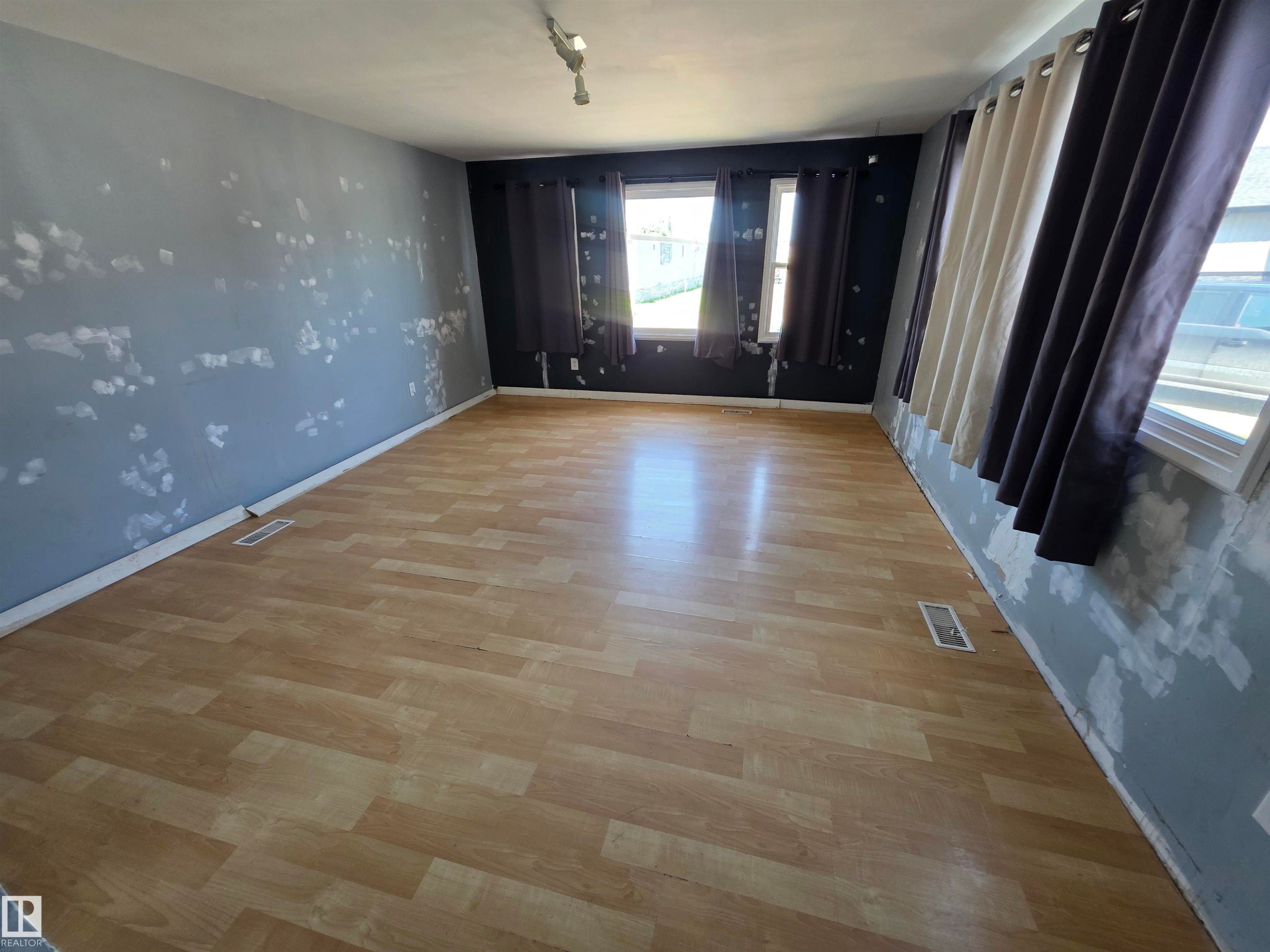 #9 5220 44 Av, Calmar, AB - Indoor