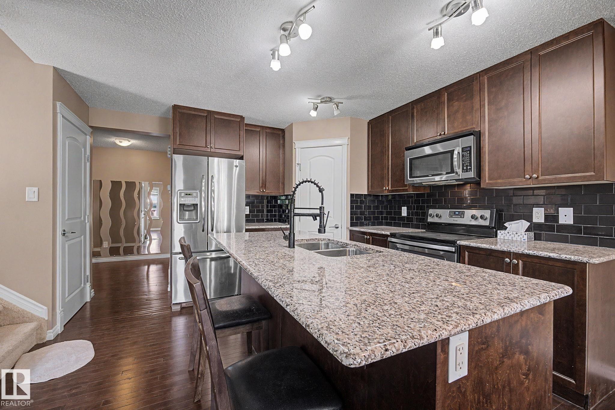 9507 Simpson Crest, Edmonton, AB - Indoor Photo Showing Kitchen With Stainless Steel Kitchen With Double Sink With Upgraded Kitchen