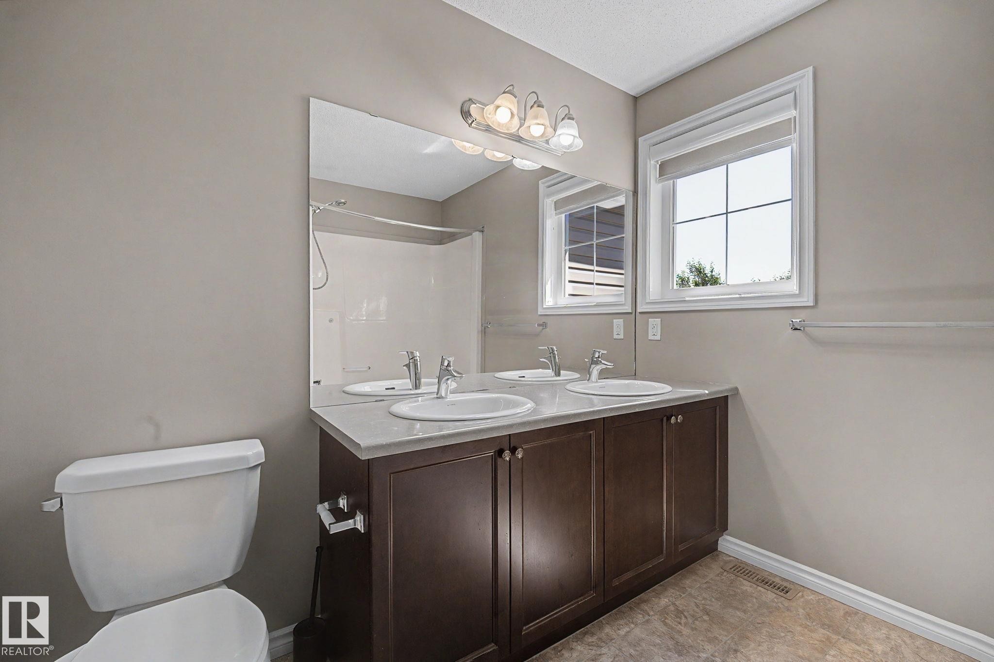 9507 Simpson Crest, Edmonton, AB - Indoor Photo Showing Bathroom