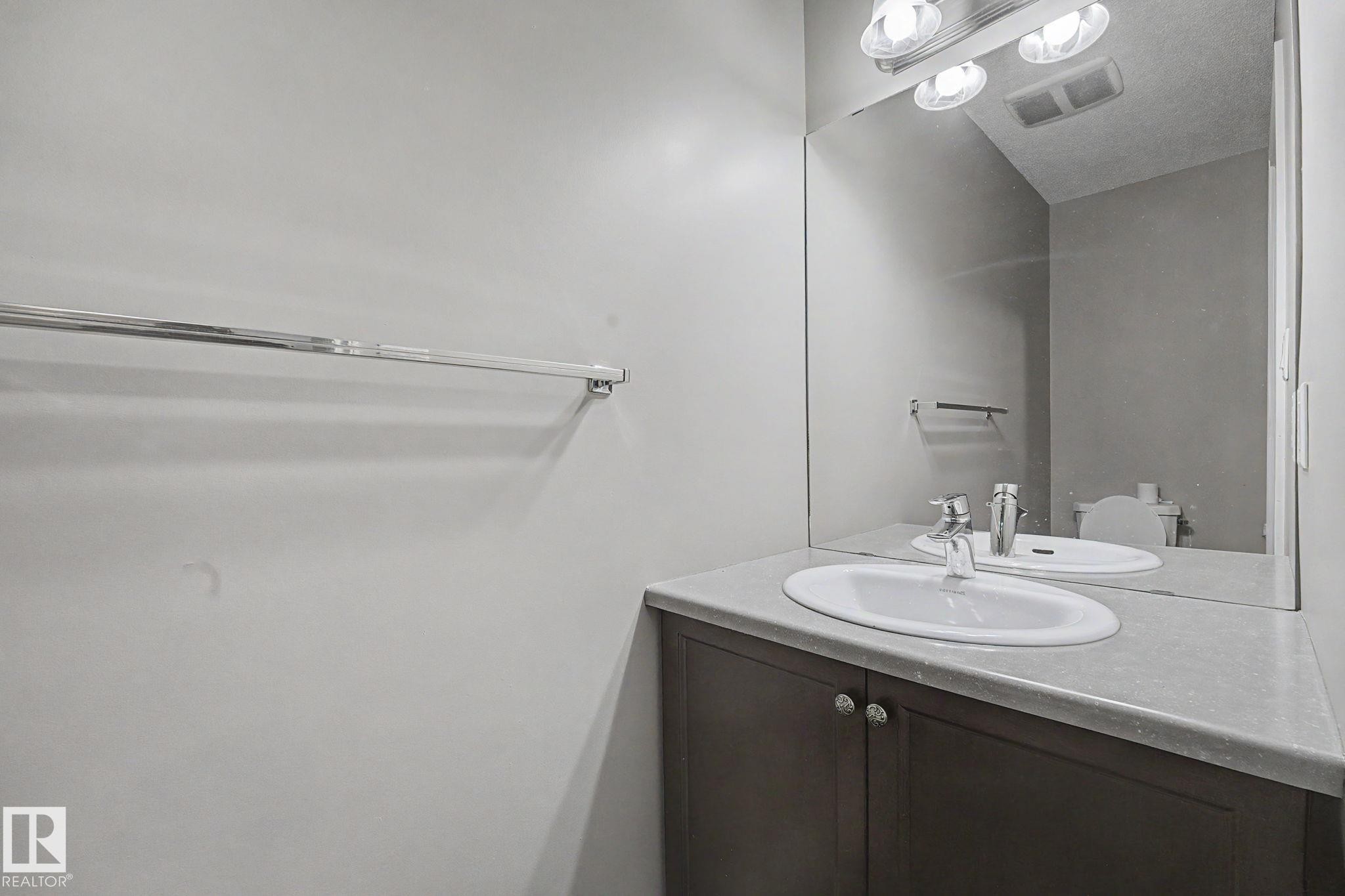9507 Simpson Crest, Edmonton, AB - Indoor Photo Showing Bathroom