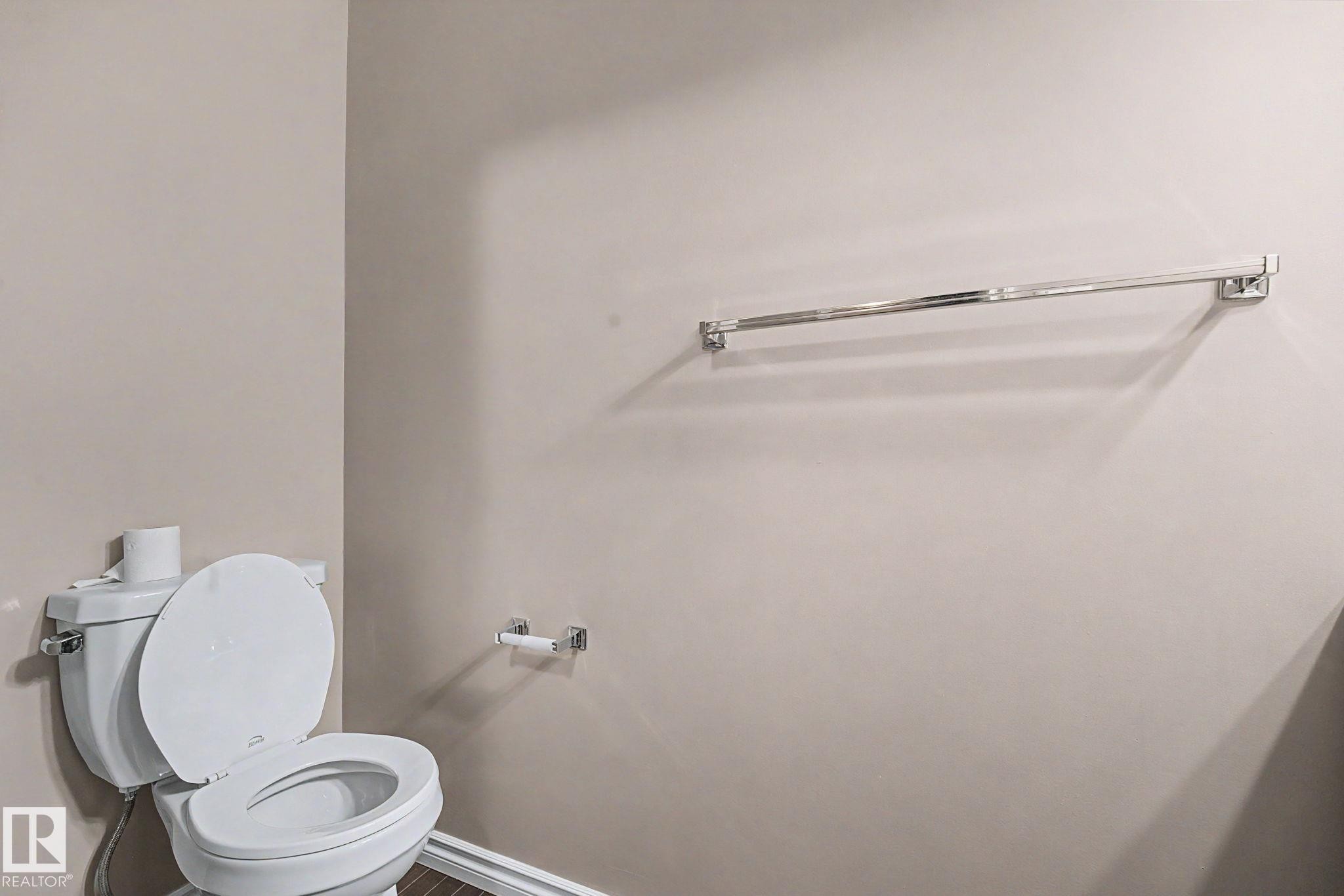 9507 Simpson Crest, Edmonton, AB - Indoor Photo Showing Bathroom