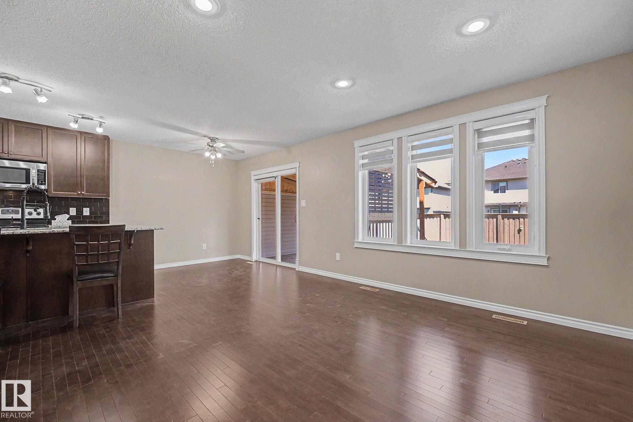 9507 Simpson Crest, Edmonton, AB - Indoor Photo Showing Kitchen