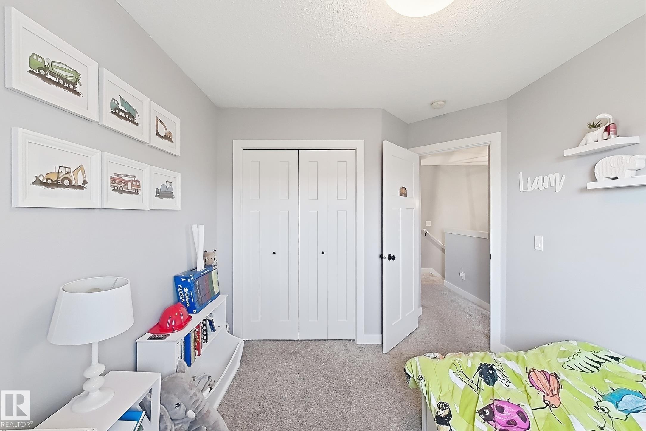 Light gray wall paint complemented by white trim and doors - 187 Radcliffe Wynd, Fort Saskatchewan, AB - Indoor Photo Showing Bedroom