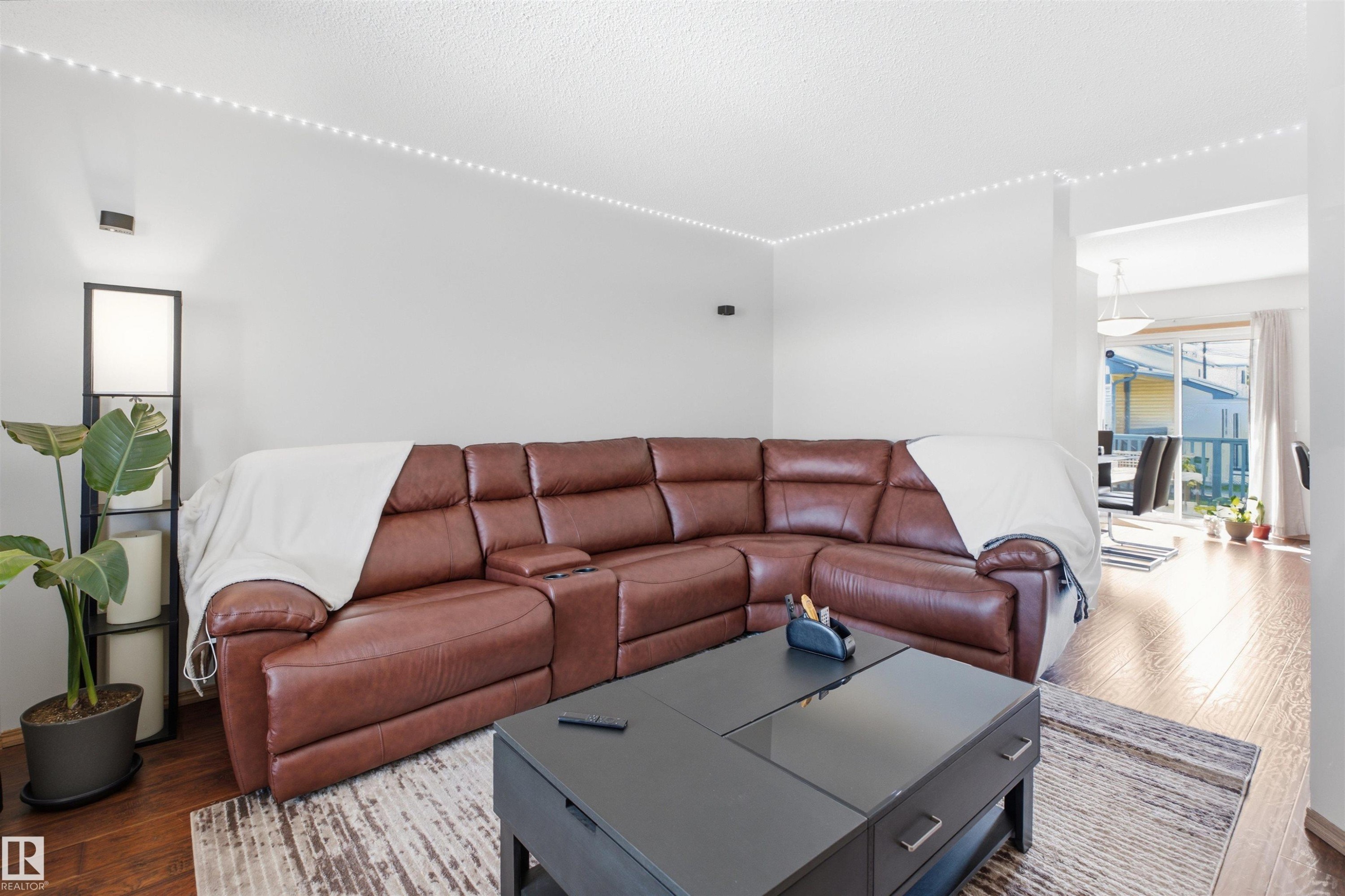 #71 10909 106 St Nw, Edmonton, AB - Indoor Photo Showing Living Room