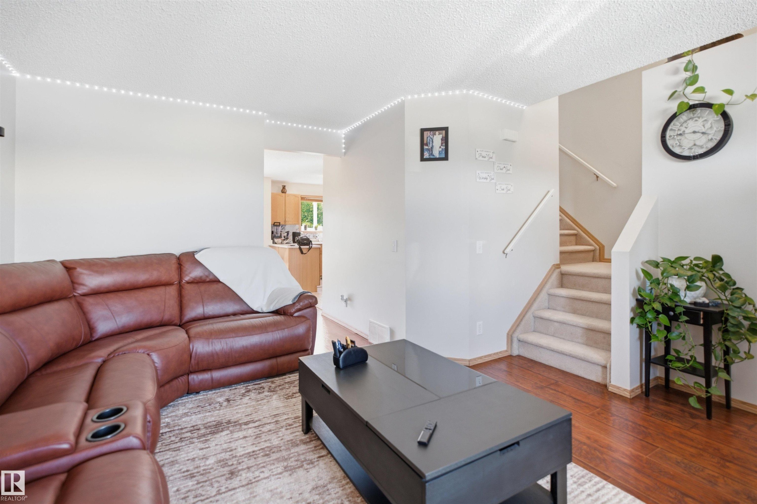#71 10909 106 St Nw, Edmonton, AB - Indoor Photo Showing Living Room