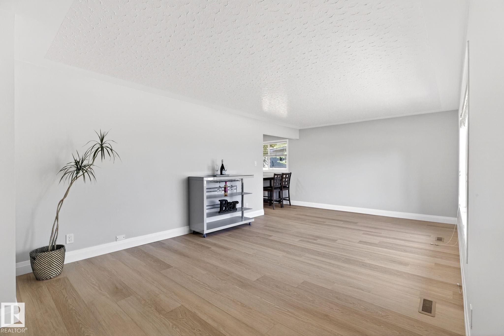 6008 97A Avenue, Edmonton, AB - Indoor