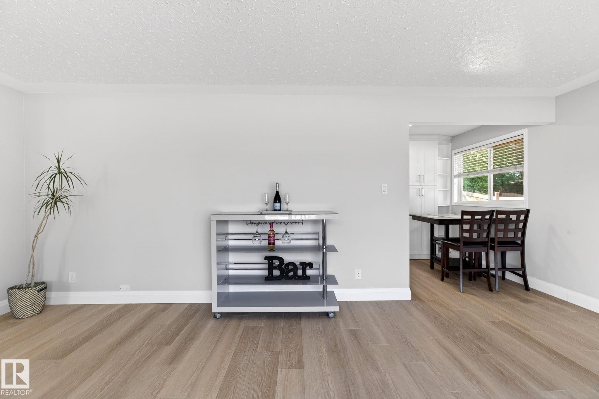 6008 97A Avenue, Edmonton, AB - Indoor