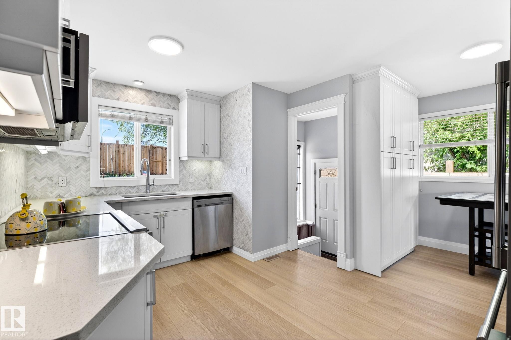 6008 97A Avenue, Edmonton, AB - Indoor Photo Showing Kitchen With Upgraded Kitchen