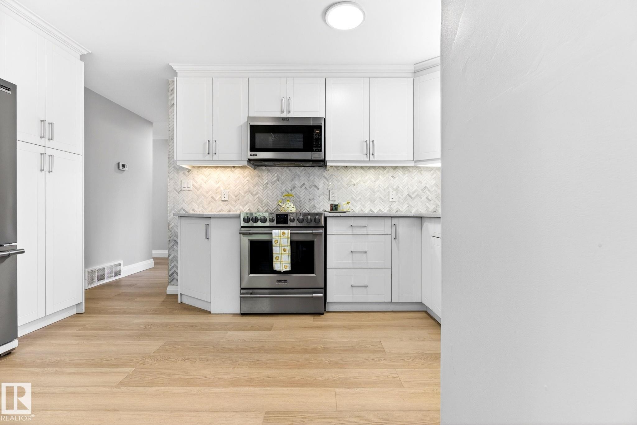6008 97A Avenue, Edmonton, AB - Indoor Photo Showing Kitchen With Upgraded Kitchen