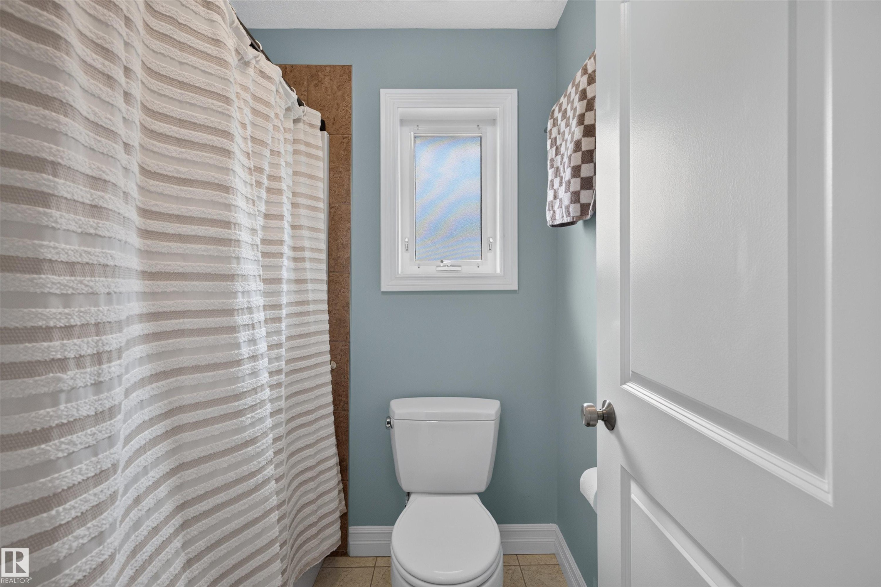 1751 Haswell Cove Nw, Edmonton, AB - Indoor Photo Showing Bathroom
