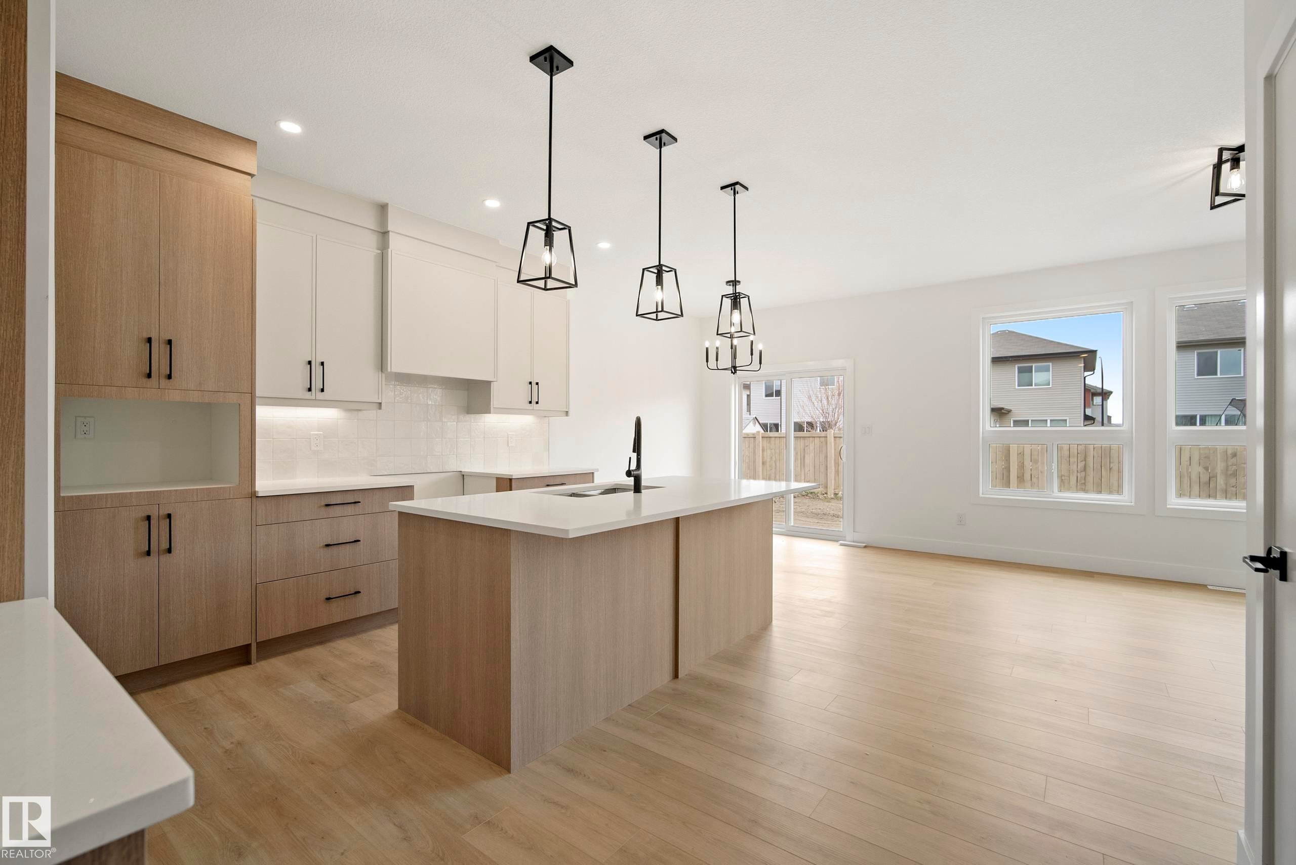 113 Caledon Crescent, Spruce Grove, AB - Indoor Photo Showing Kitchen With Upgraded Kitchen