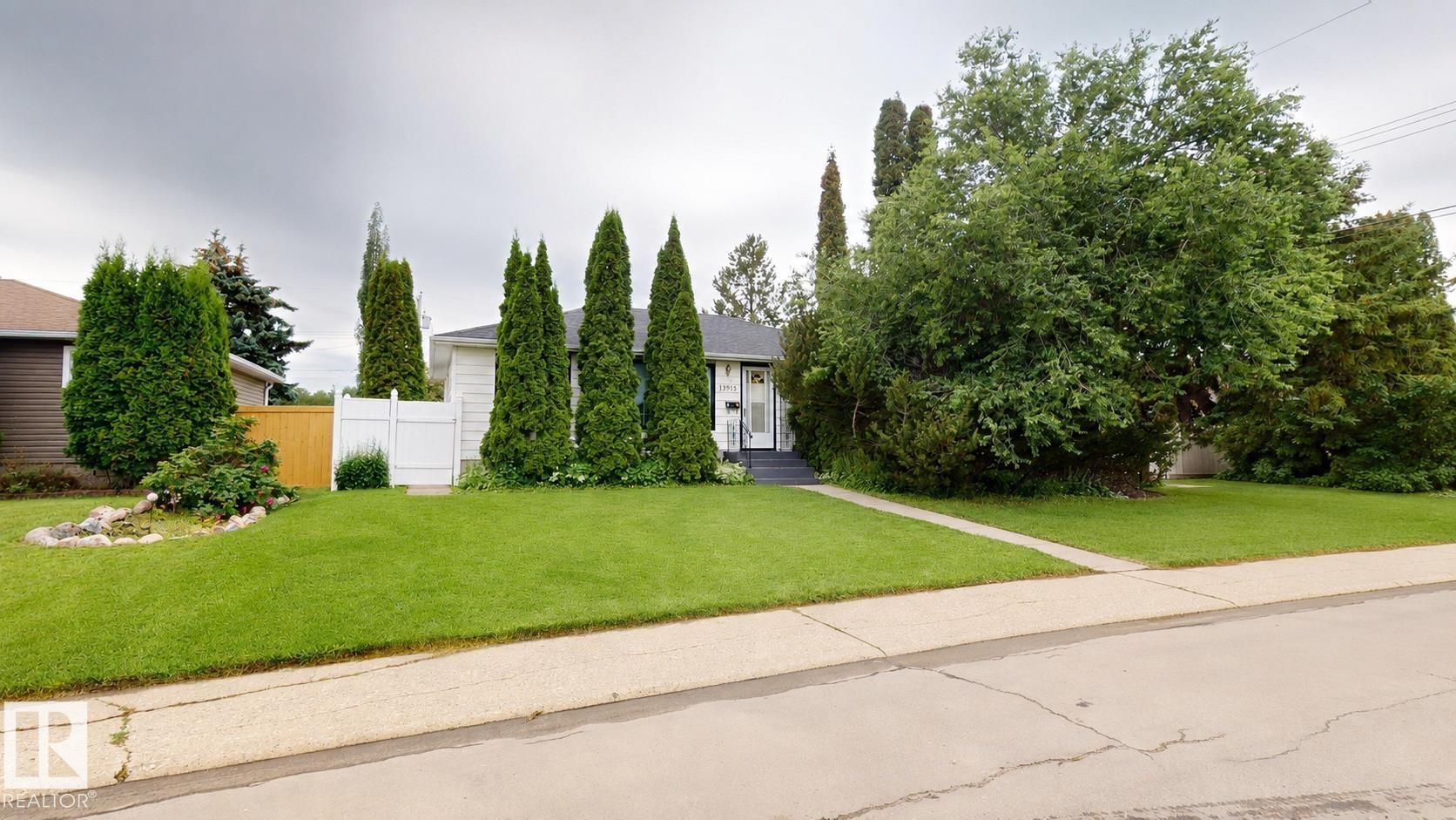 13915 135A Avenue Nw, Edmonton, AB - Outdoor