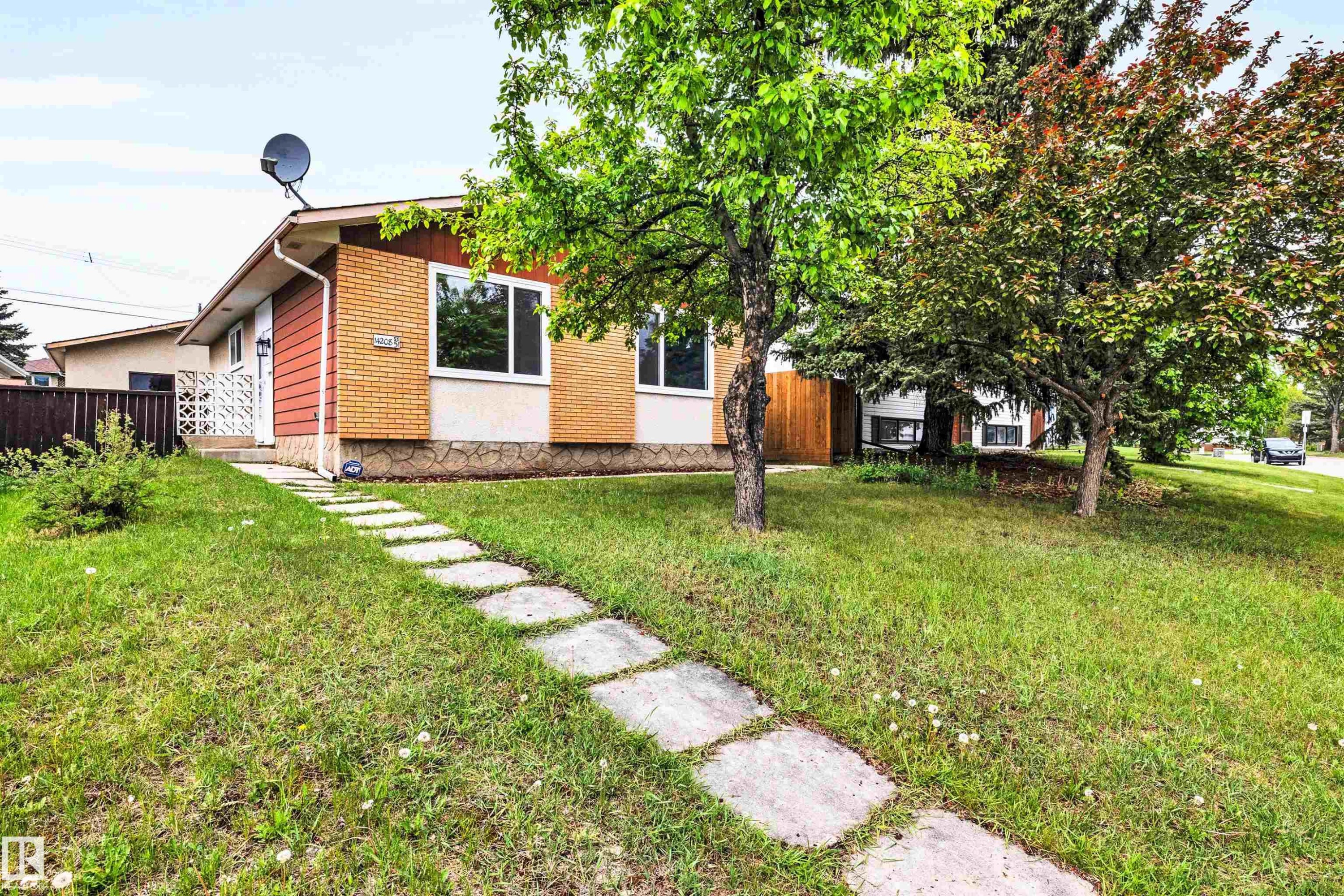 14208 51 Street, Edmonton, AB