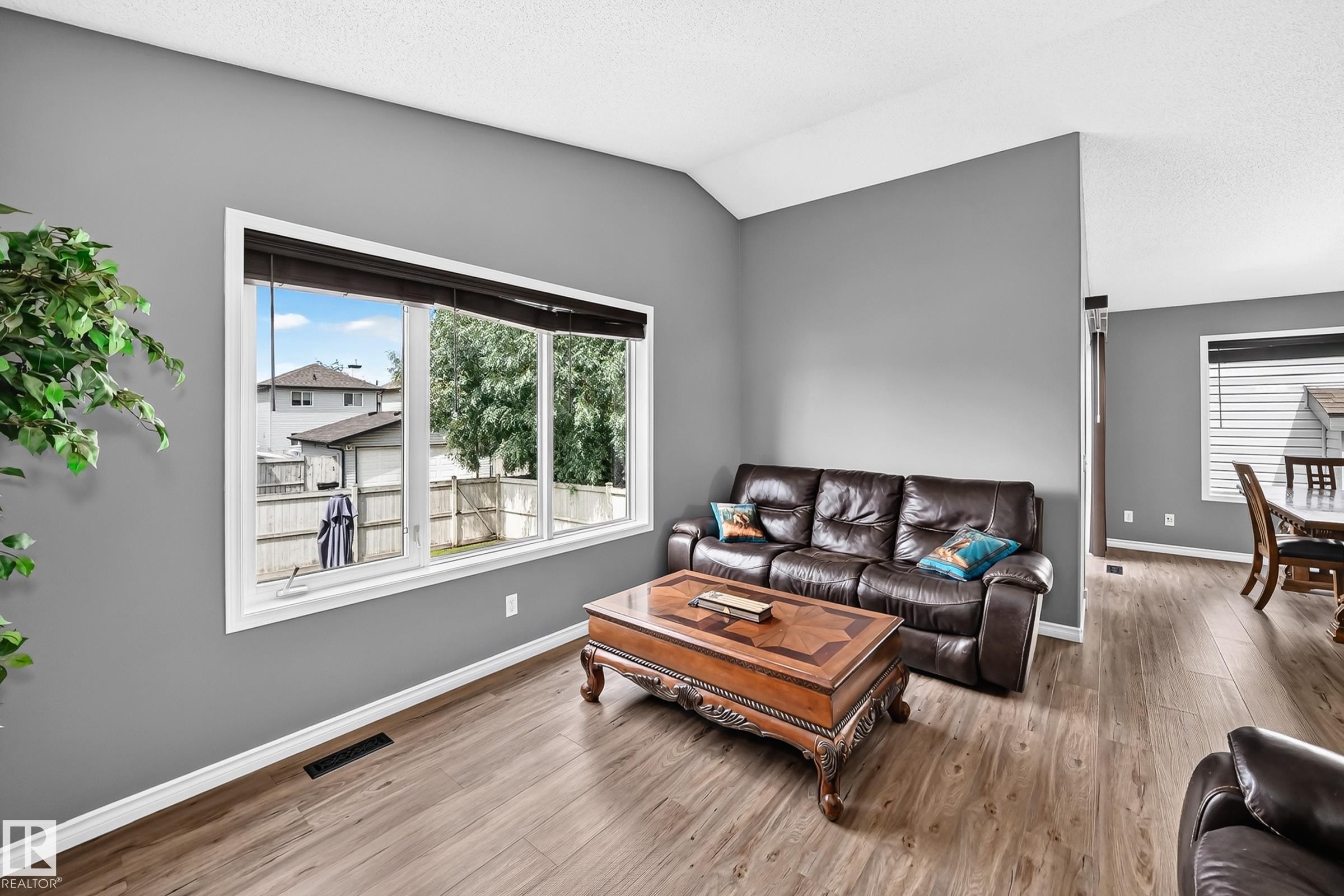 312 Gibb Close Nw, Edmonton, AB - Indoor Photo Showing Living Room