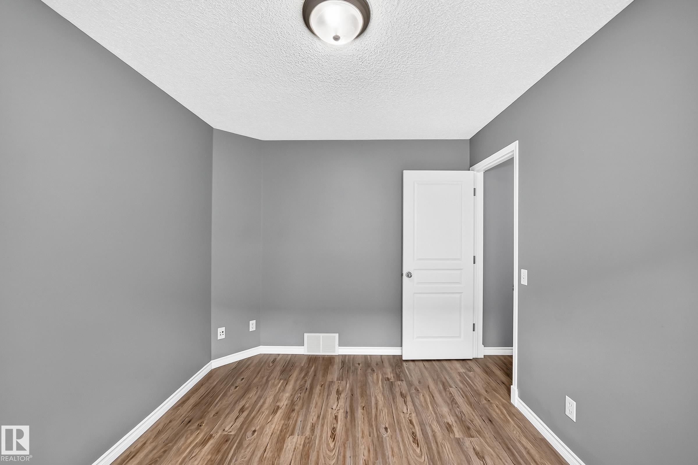 312 Gibb Close Nw, Edmonton, AB - Indoor Photo Showing Other Room
