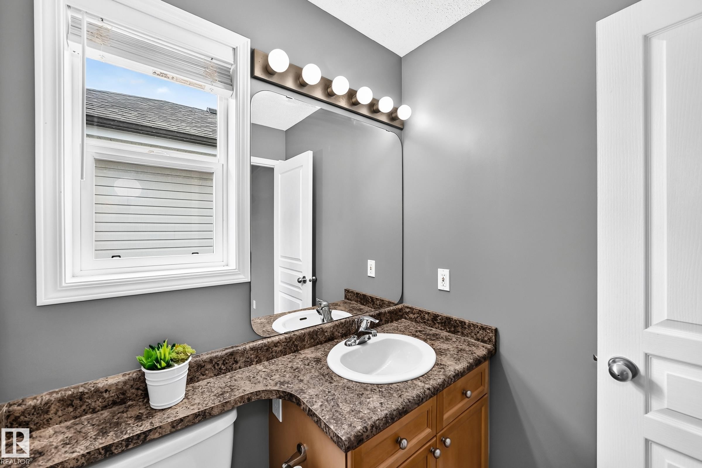 312 Gibb Close Nw, Edmonton, AB - Indoor Photo Showing Bathroom