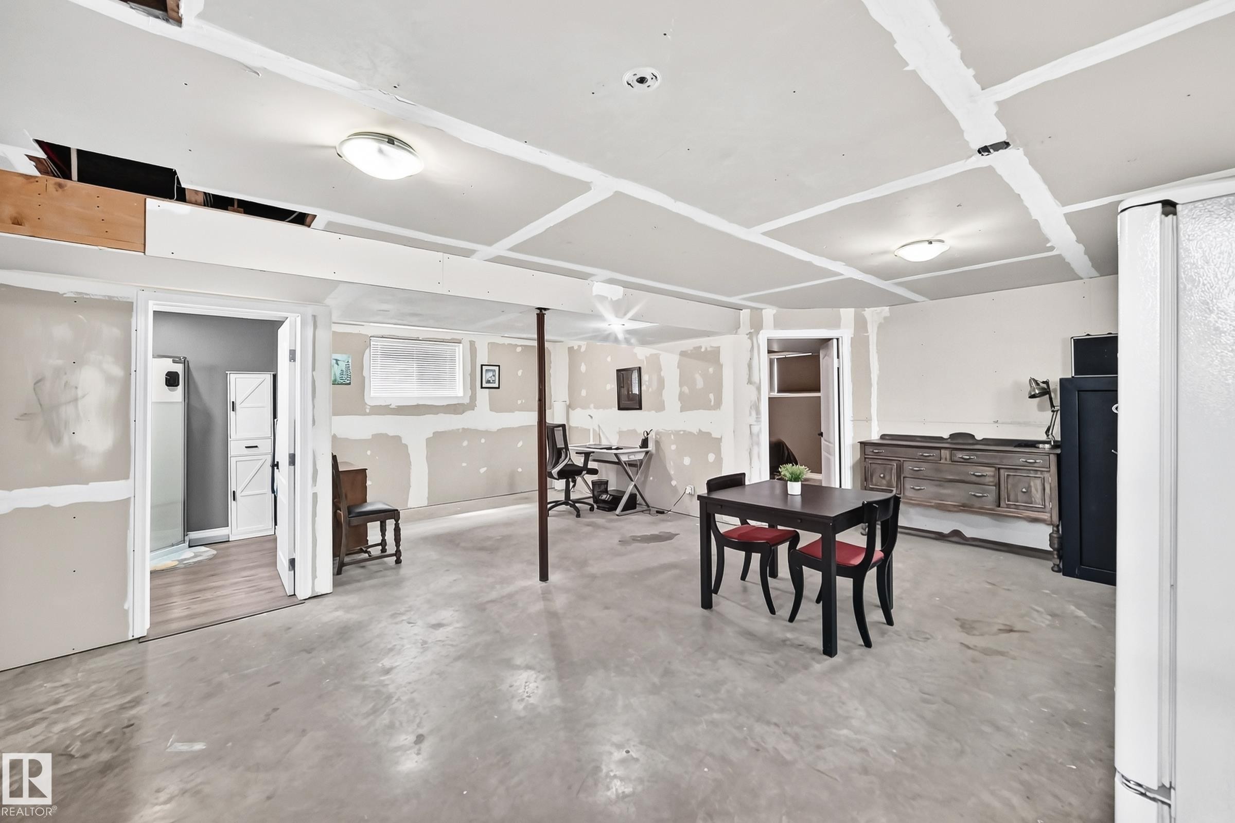 312 Gibb Close Nw, Edmonton, AB - Indoor Photo Showing Other Room