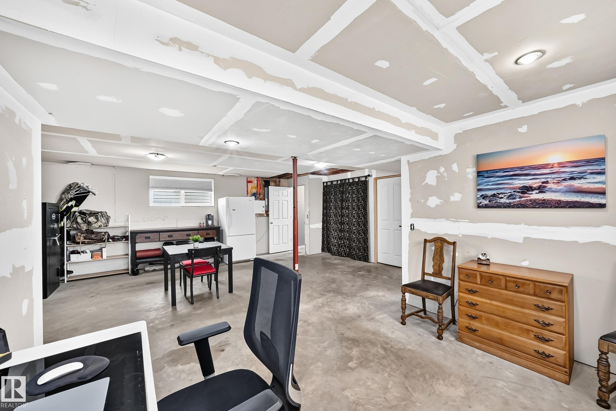 312 Gibb Close Nw, Edmonton, AB - Indoor Photo Showing Other Room