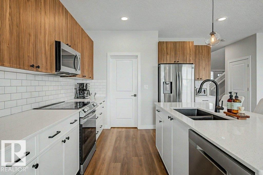 243 Brickyard Cove, Stony Plain, AB - Indoor Photo Showing Kitchen With Double Sink With Upgraded Kitchen