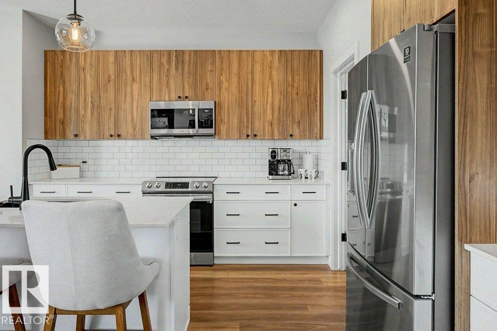 243 Brickyard Cove, Stony Plain, AB - Indoor Photo Showing Kitchen With Upgraded Kitchen
