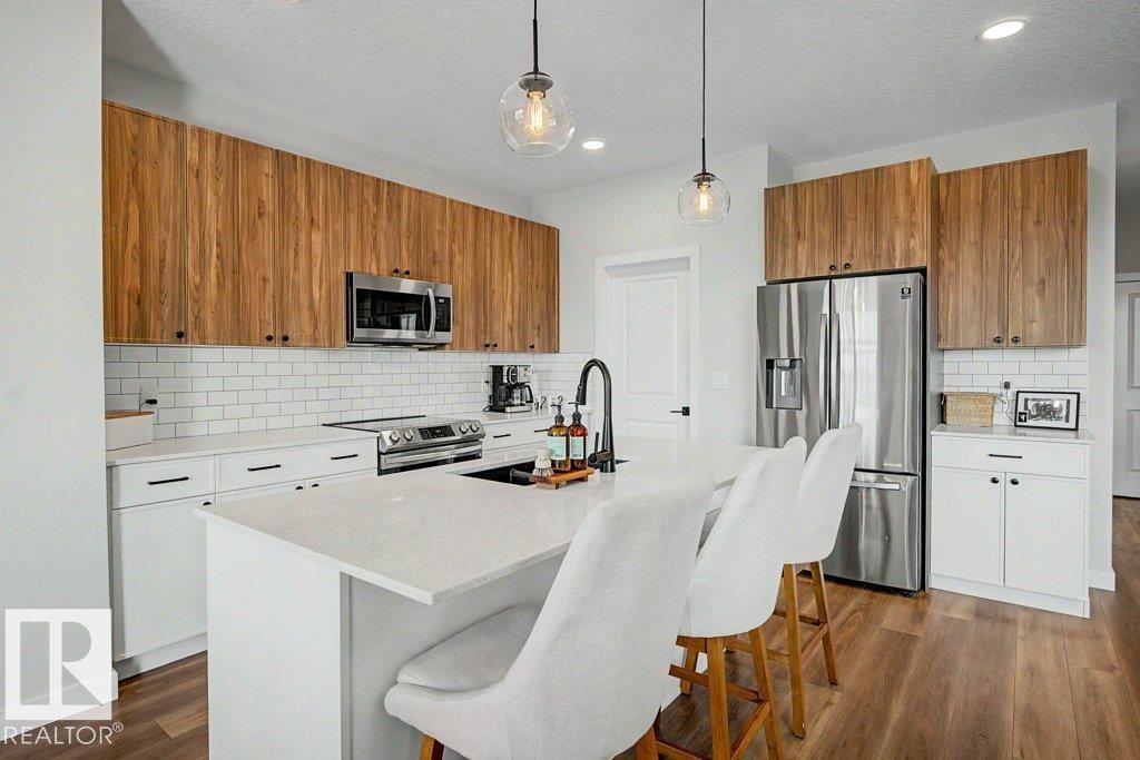 243 Brickyard Cove, Stony Plain, AB - Indoor Photo Showing Kitchen With Upgraded Kitchen