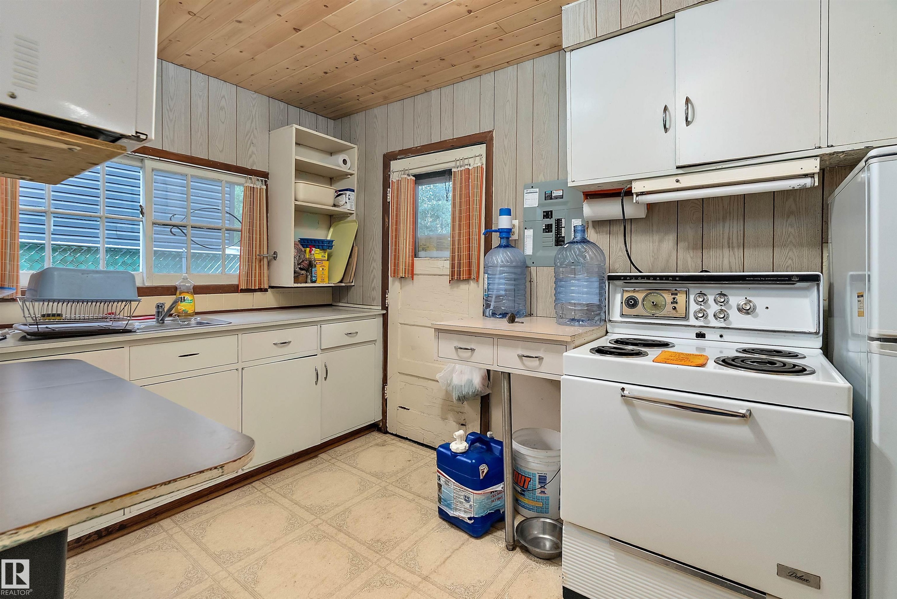 211 2Nd Avenue, Rural Wetaskiwin County, AB - Indoor Photo Showing Kitchen
