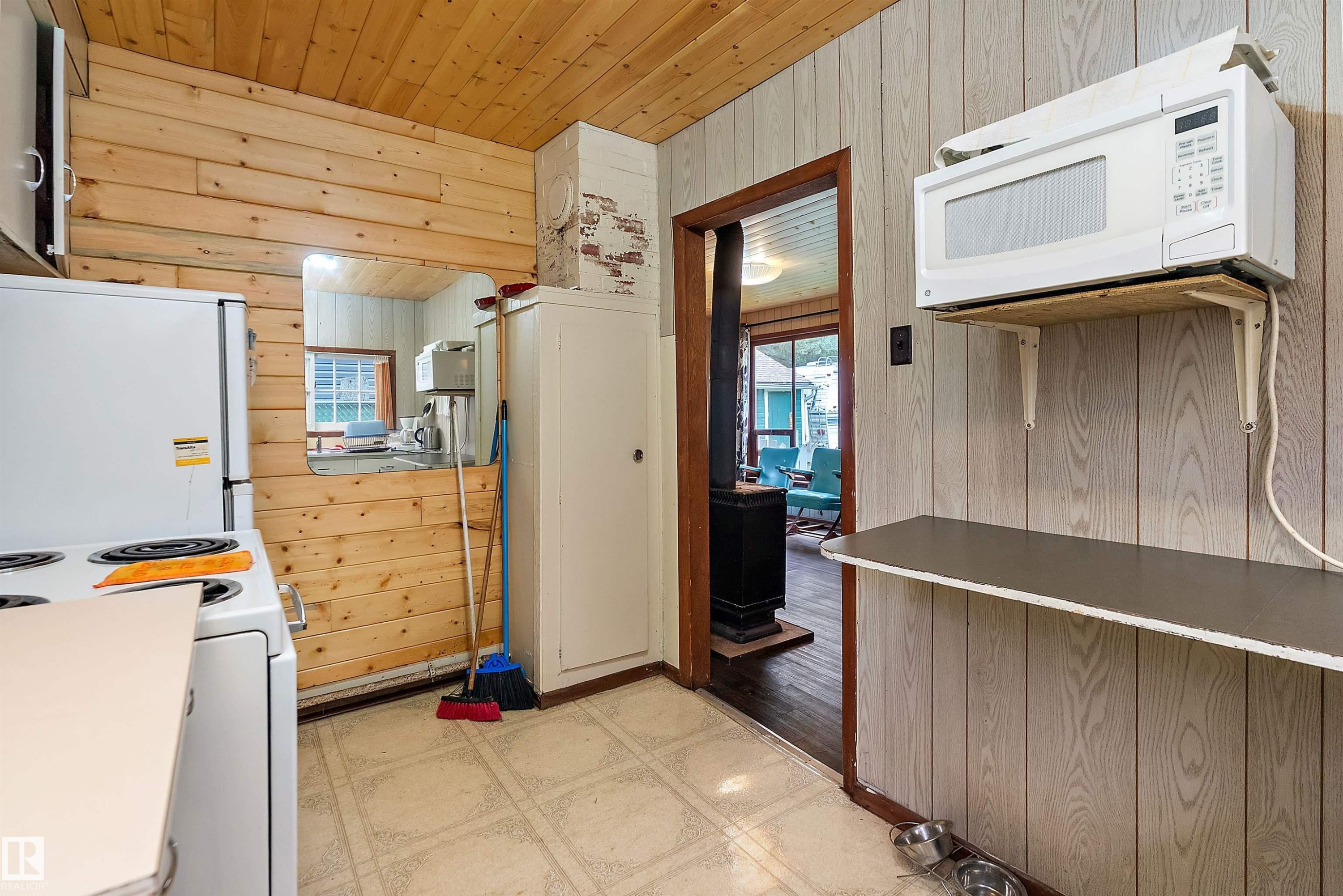 211 2Nd Avenue, Rural Wetaskiwin County, AB - Indoor