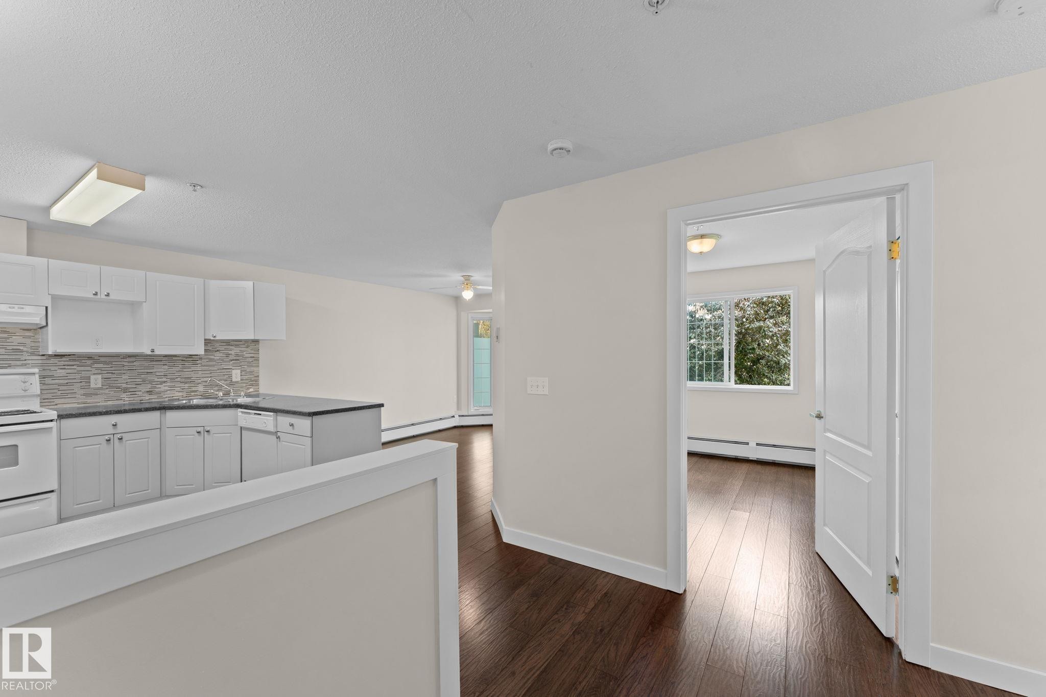 #243 13441 127 St Nw, Edmonton, AB - Indoor Photo Showing Kitchen