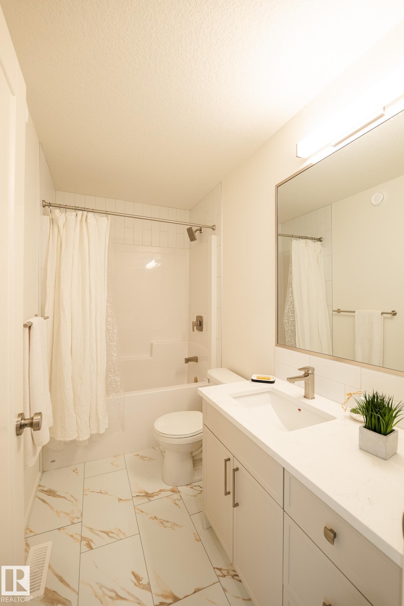 7705 174A Avenue, Edmonton, AB - Indoor Photo Showing Bathroom
