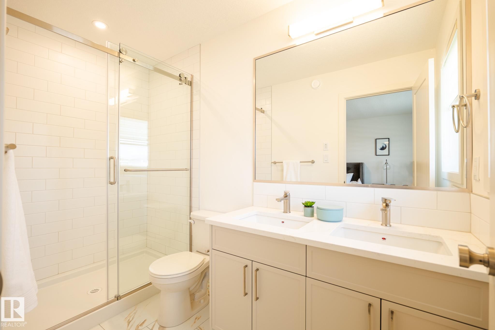 7705 174A Avenue, Edmonton, AB - Indoor Photo Showing Bathroom