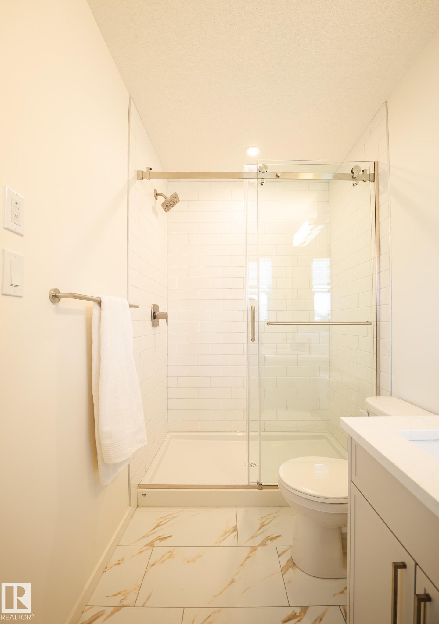 7705 174A Avenue, Edmonton, AB - Indoor Photo Showing Bathroom