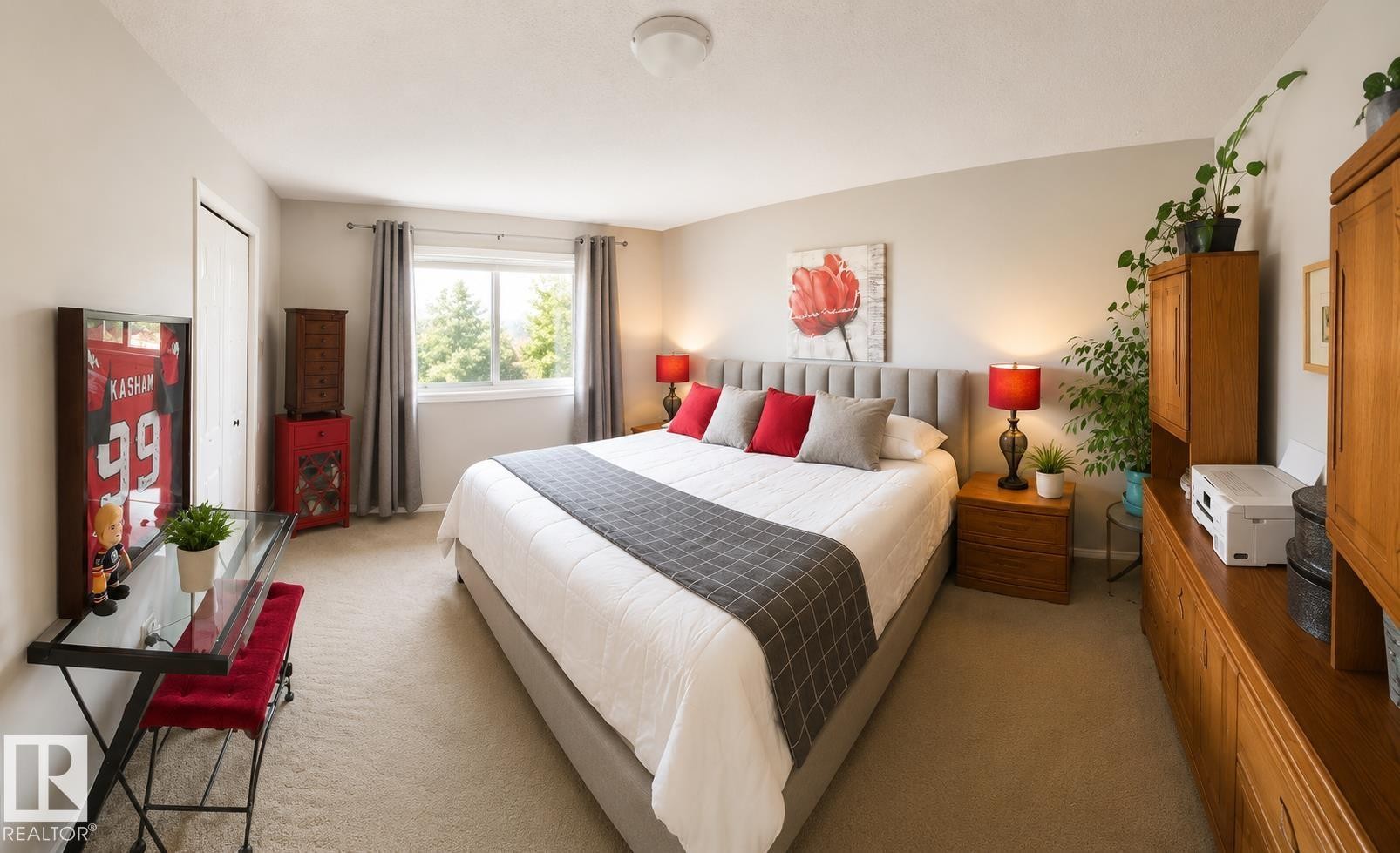 Carpeted room featuring a window with exterior tree views, a white ceiling, and a light gray wall color - 1022 106 Street Nw, Edmonton, AB - Indoor Photo Showing Bedroom