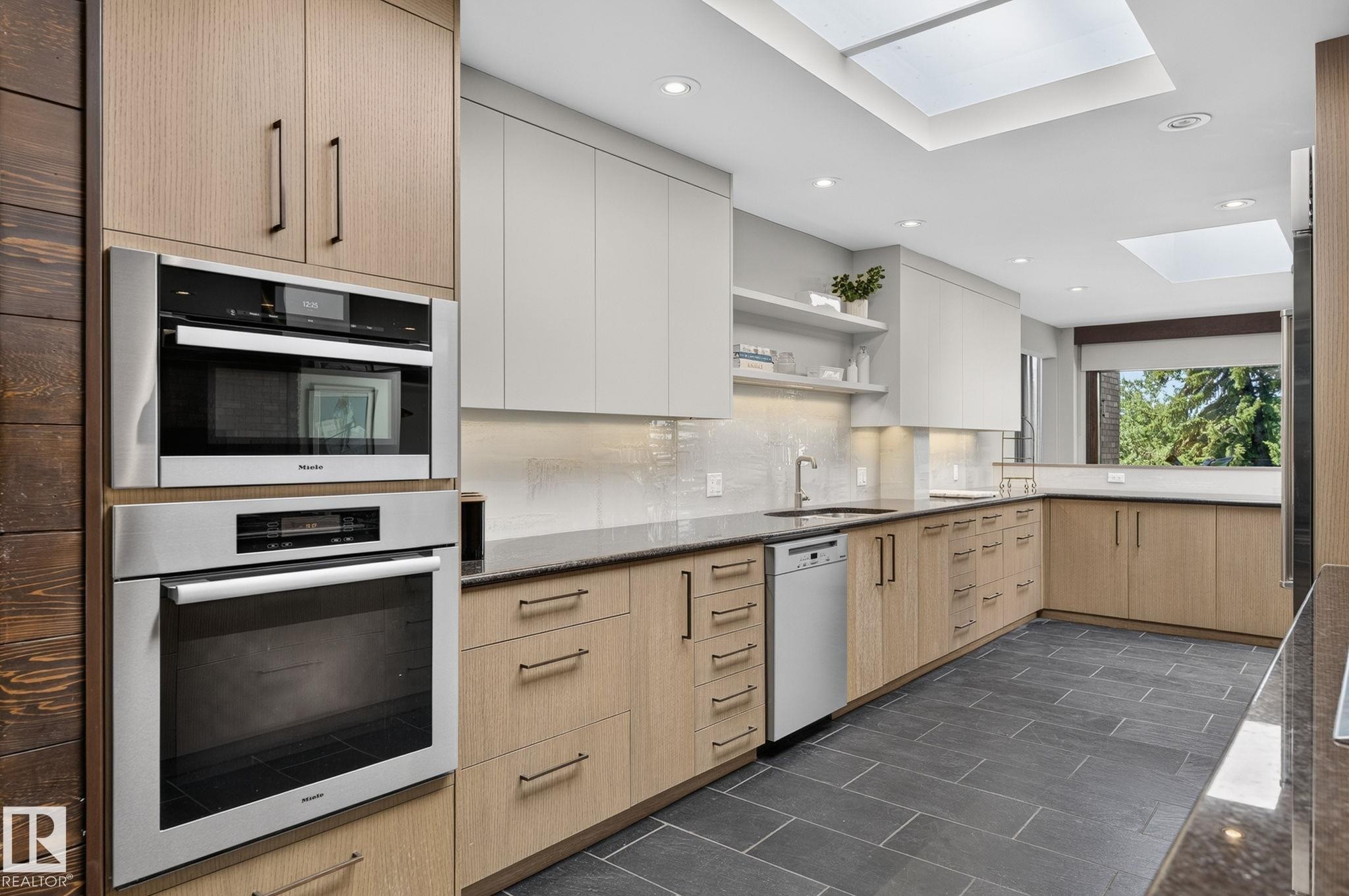 59 Westbrook Drive Nw, Edmonton, AB - Indoor Photo Showing Kitchen With Upgraded Kitchen