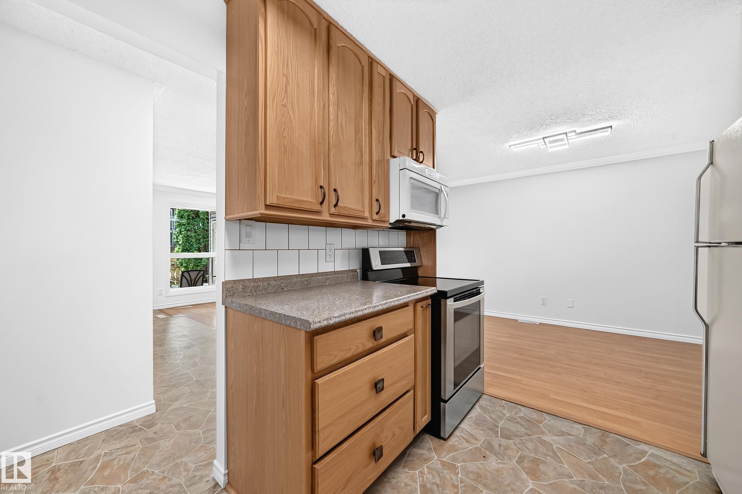 #40 3111 142 Av Nw, Edmonton, AB - Indoor Photo Showing Kitchen
