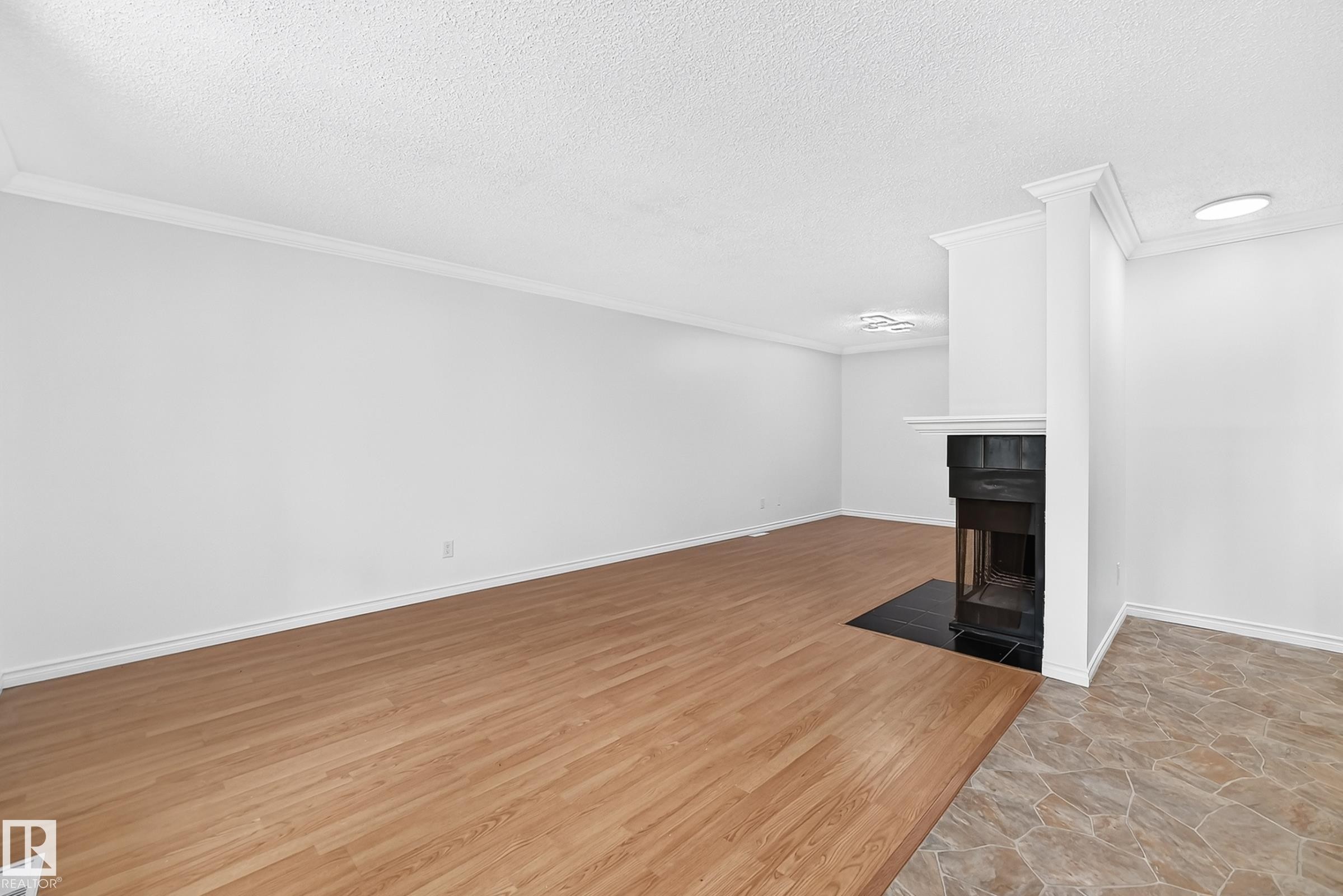 #40 3111 142 Av Nw, Edmonton, AB - Indoor Photo Showing Other Room
