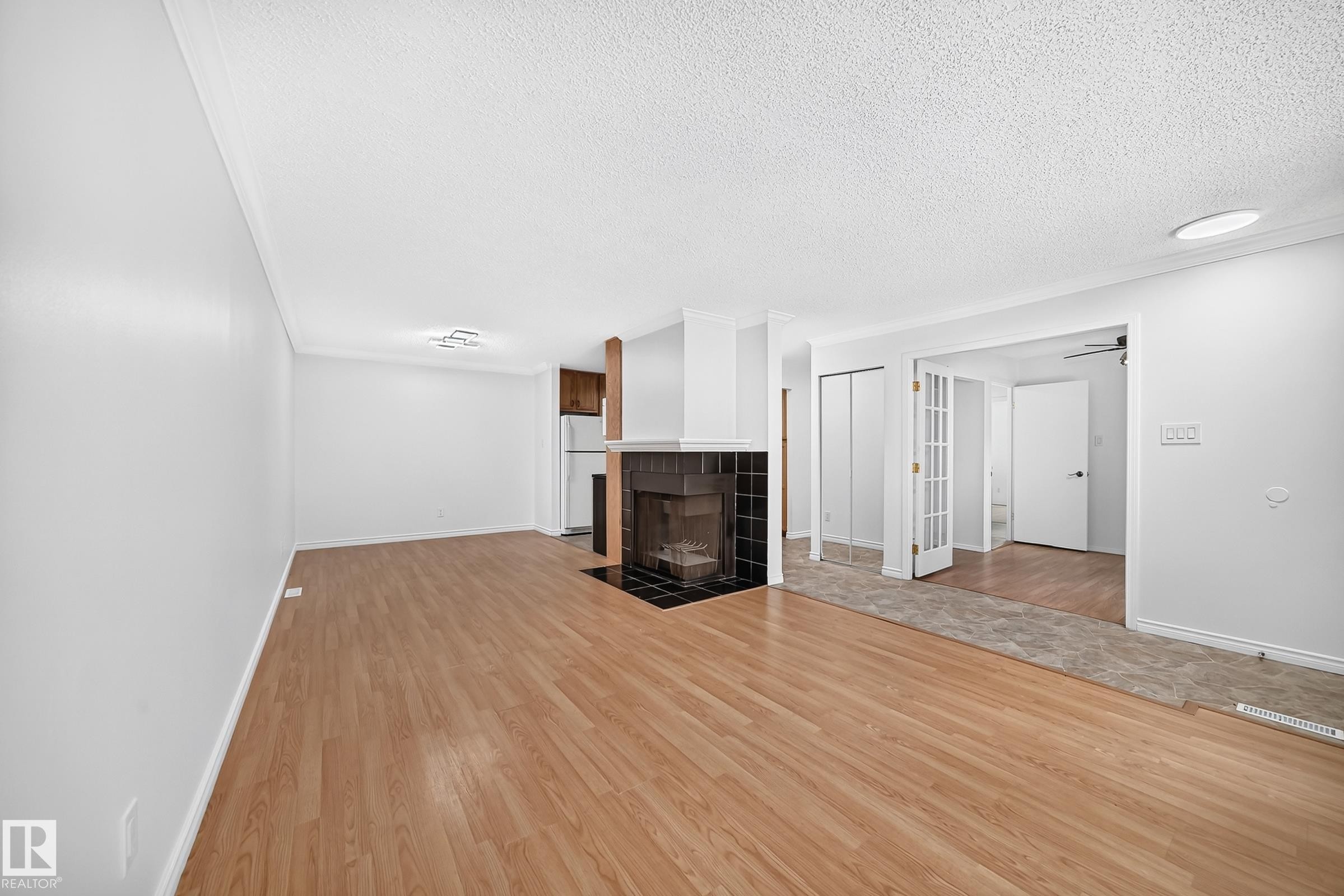 #40 3111 142 Av Nw, Edmonton, AB - Indoor Photo Showing Other Room
