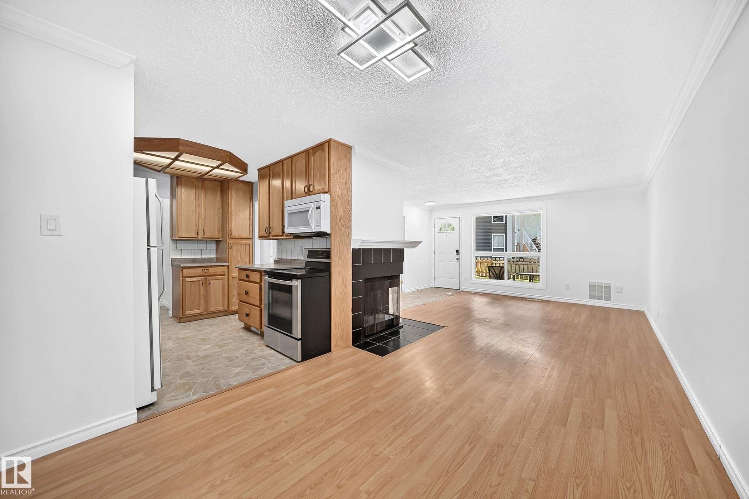 #40 3111 142 Av Nw, Edmonton, AB - Indoor