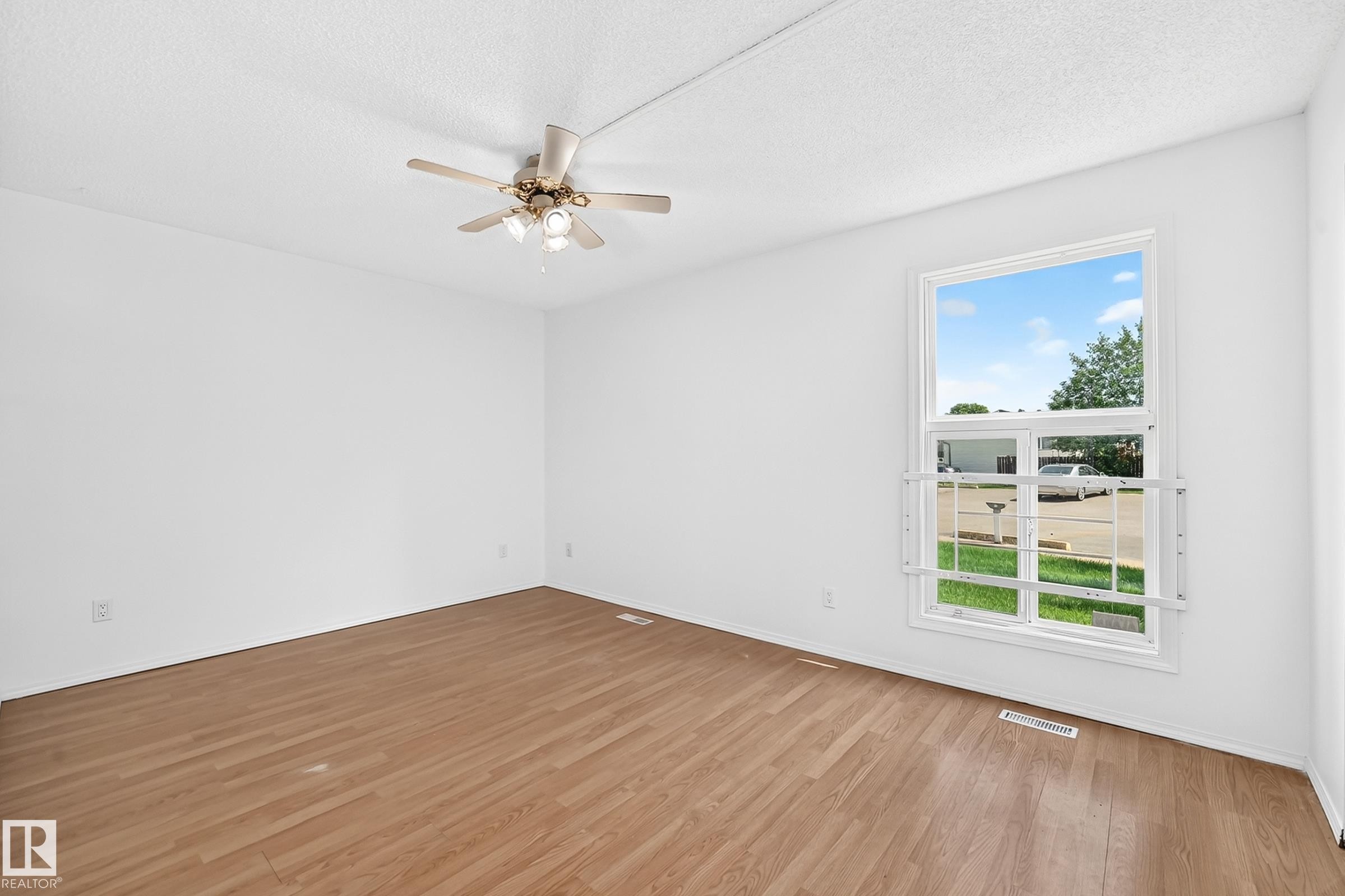 #40 3111 142 Av Nw, Edmonton, AB - Indoor Photo Showing Other Room