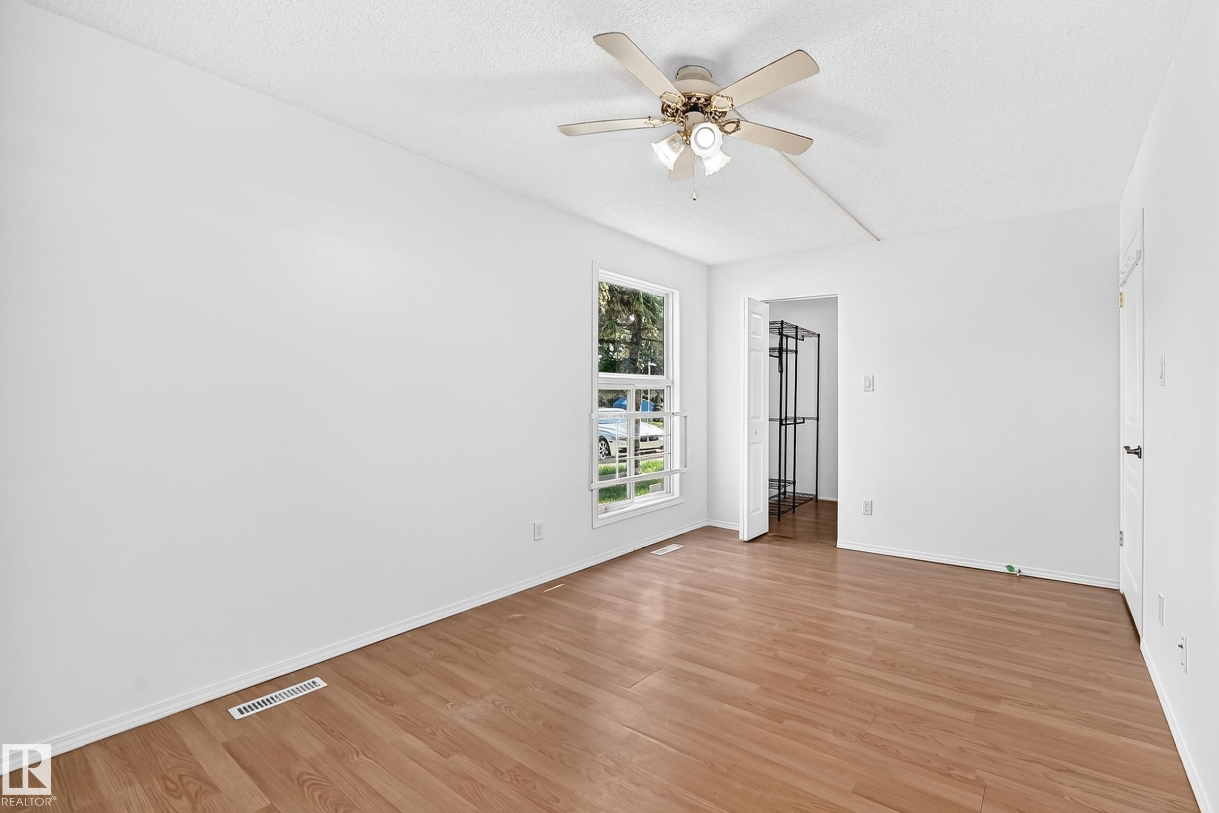 #40 3111 142 Av Nw, Edmonton, AB - Indoor Photo Showing Other Room