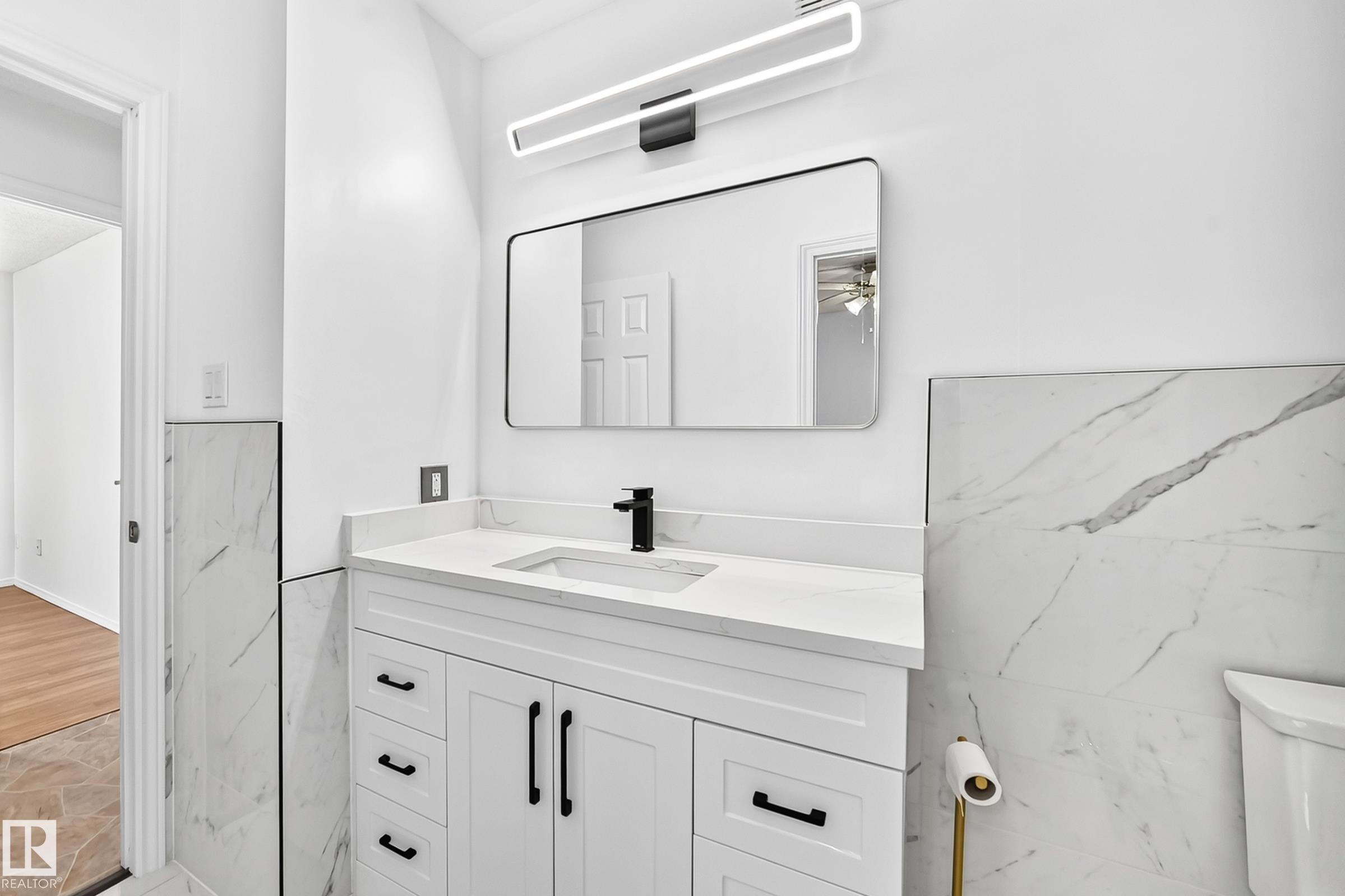 #40 3111 142 Av Nw, Edmonton, AB - Indoor Photo Showing Bathroom