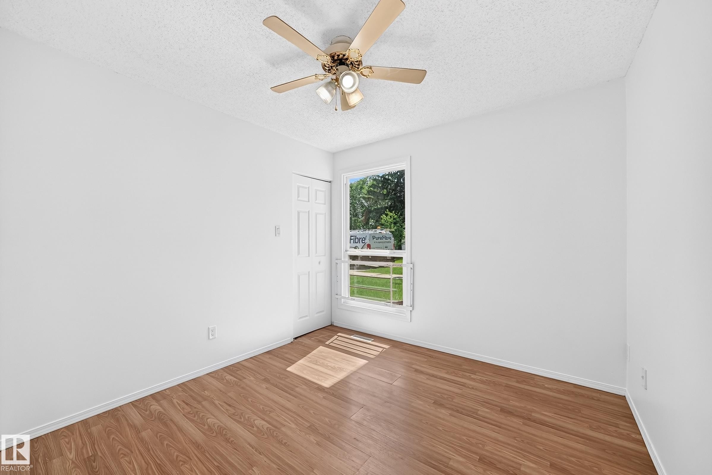 #40 3111 142 Av Nw, Edmonton, AB - Indoor Photo Showing Other Room